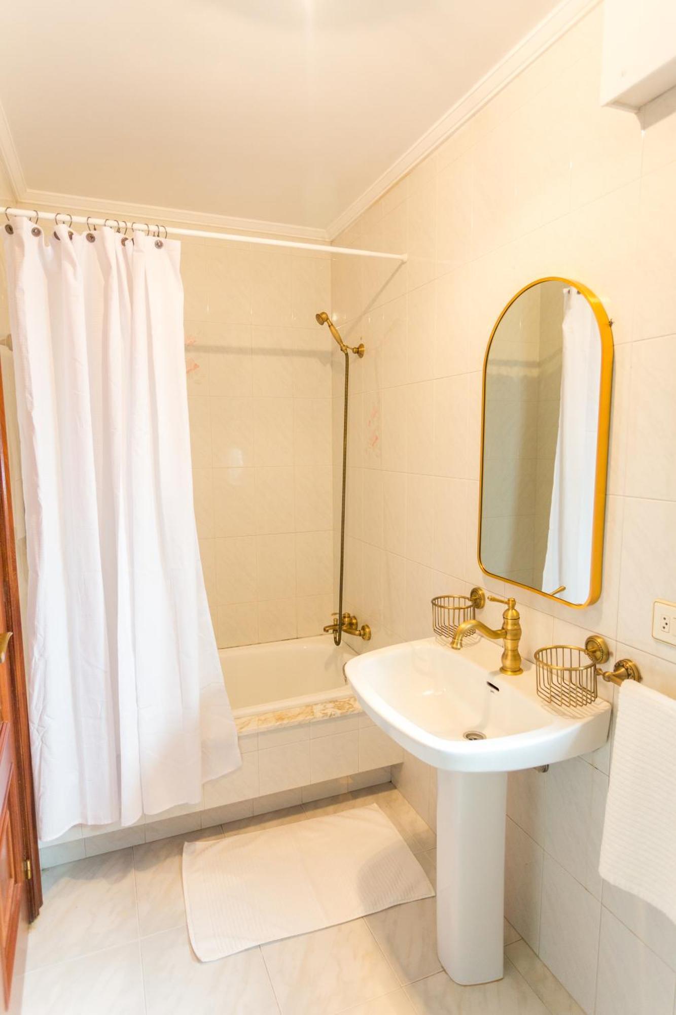 Disfruta De Melide En Este Amplio Apartamento Luaran gambar